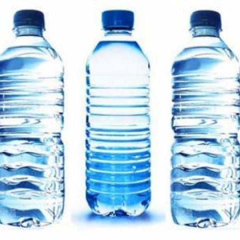 Beber De Botellas De Agua De Plástico Cuando Estan Calientes Produce Cáncer De Mama