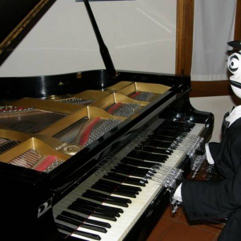 Teotrónico: El Robot Que Toca El Piano